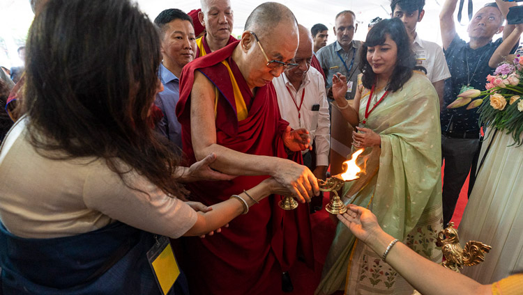 学生たちとの対話の前に、開会の儀としてランプに火を灯されるダライ・ラマ法王。2019年9月20日、インド、ニューデリー（撮影：テンジン・チュンジョル / 法王庁）