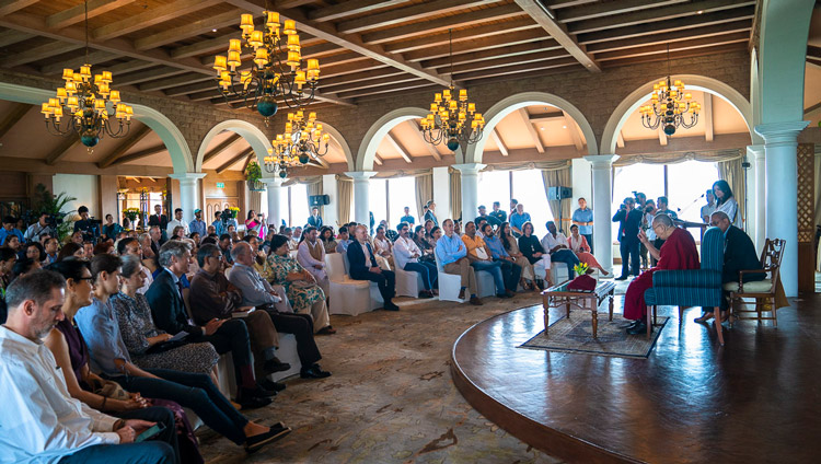 有識者、研究者、外交官たちに向けての講演会のなかで、参加者からの質問に答えられるダライ・ラマ方法。2019年 9月 21日、インド、ニューデリー（撮影：テンジン・チュンジョル / 法王庁）