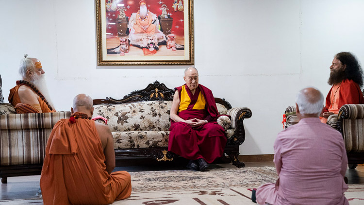 シュリ・ウダシン・カルシニ・アシュラムご訪問2日目の朝、スワミ・カルシニ・グルシャラナンダ・マハラジ師、スワミ・チダナンダ・サラヴァティ師、その他のアシュラムのメンバー達と共に瞑想をされるダライ・ラマ法王。2019年9月23日、インド、ウッタル・プラデーシュ州マトゥラー（撮影：テンジン・チュンジョル / 法王庁）