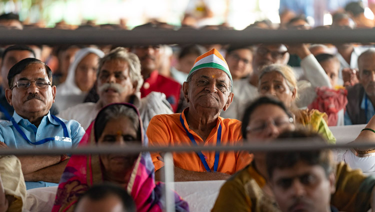 ダライ・ラマ法王のお話に耳を傾ける聴衆。2019年9月25日、インド、ニューデリー（写真：テンジン・チュンジョル / 法王庁）