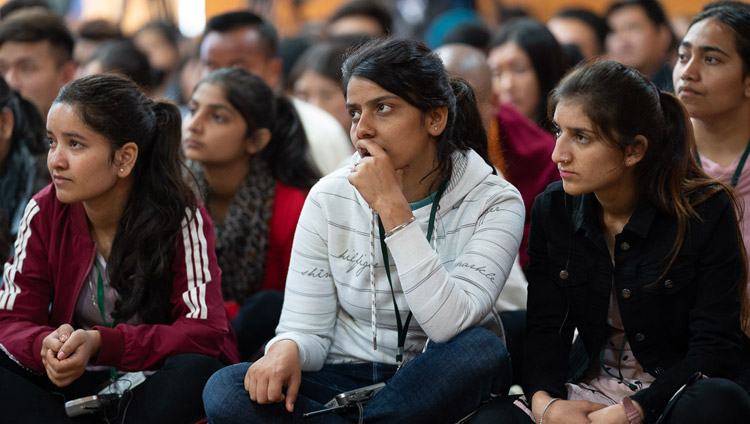 法王公邸の謁見室で、ダライ・ラマ法王のお話に聞き入る北インドの大学生たち。2019年10月25日、インド、ヒマーチャル・プラデーシュ州ダラムサラ（撮影：テンジン・チュンジョル / 法王庁）