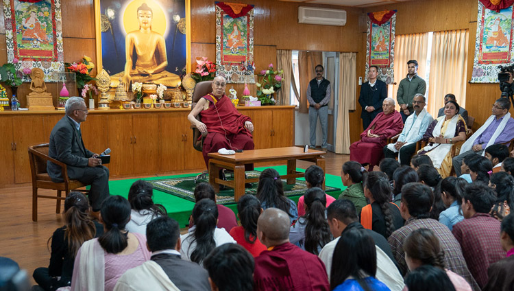 法王公邸の謁見室で、北インドの様々な大学に通う学生たちに向けてお話をされるダライ・ラマ法王。2019年10月25日、インド、ヒマーチャル・プラデーシュ州ダラムサラ（撮影：テンジン・チュンジョル / 法王庁）