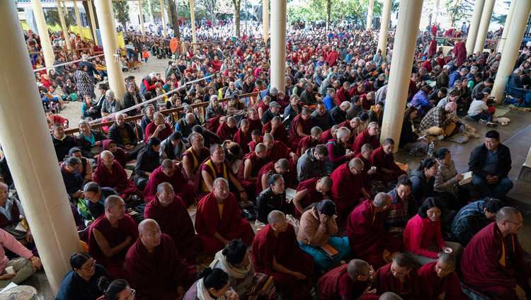 ツクラカンの中庭で法話に耳を傾ける6,000人余りの参加者たち。2019年11月5日、インド、ヒマーチャル・プラデーシュ州ダラムサラ（撮影：テンジン・ジャンペル / 法王庁）