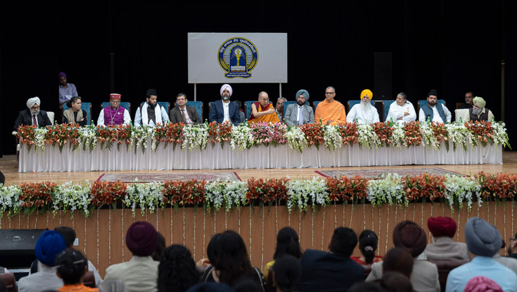 グル･ナーナク・デブ大学で開催された異なる宗教間会議のステージの様子。2019年11月9日、インド、パンジャブ州アムリトサル（撮影：テンジン・チュンジュル / 法王庁）