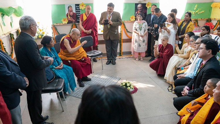 ニューデリーのセント・コルンバ学校に到着され、ツシタの支援者や友人たちと面会されるダライ・ラマ法王。2019年11月20日、インド、ニューデリー（写真：テンジン・チュンジョル / 法王庁）