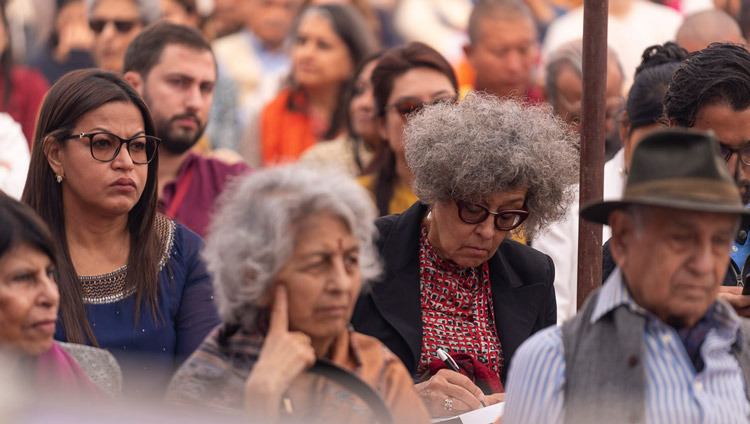 デリーのセント・コルンバ学校で開催された、ツシタ・マハヤナ・メディテーションセンター創立40周年記念式典で、ダライ・ラマ法王のお話に耳を傾ける聴衆。2019年11月20日、インド、ニューデリー（写真：テンジン・チュンジョル / 法王庁）