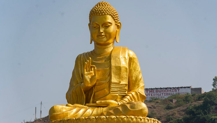 ロクッタラ・インターナショナル・ビクシュ・トレーニングセンターの金色の釈迦牟尼大仏像。2019年11月23日、インド、マハラシュトラ州オーランガバード（撮影：テンジン・チュンジョル / 法王庁）