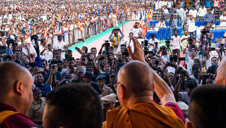 PES体育大学のスポーツ・スタジアムで行われた法話会が終了し、会場に集まった5万人を超える聴衆に手を振って挨拶をされるダライ・ラマ法王。2019年11月24日、インド、マハシュトラ州オーランガバード（撮影：テンジン・チュンジョル / 法王庁）