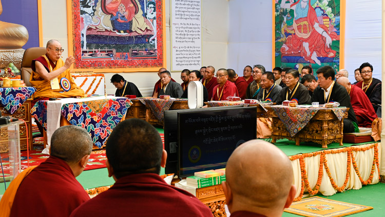 25周年記念のシンポジウムにおいて、スピーチされるダライ・ラマ法王。2019年12月7日、インド、ヒマーチャル・プラデーシュ州ダラムサラ（撮影：マニュエル･バウアー）