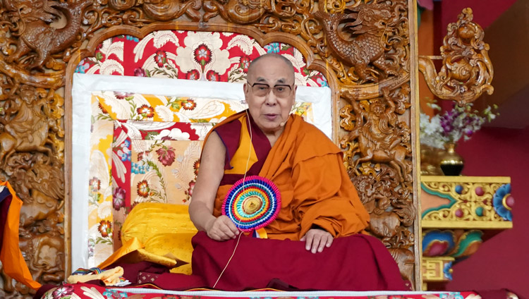 エモリー・チベット・サイエンス・イニシアティブ（ETSI）の6年間の導入期間終了を祝う短い式典の中で演説をされるダライ・ラマ法王。2019年12月14日インド、カルナータカ州ムンゴット（撮影：ロブサン・ツェリン / 法王庁）