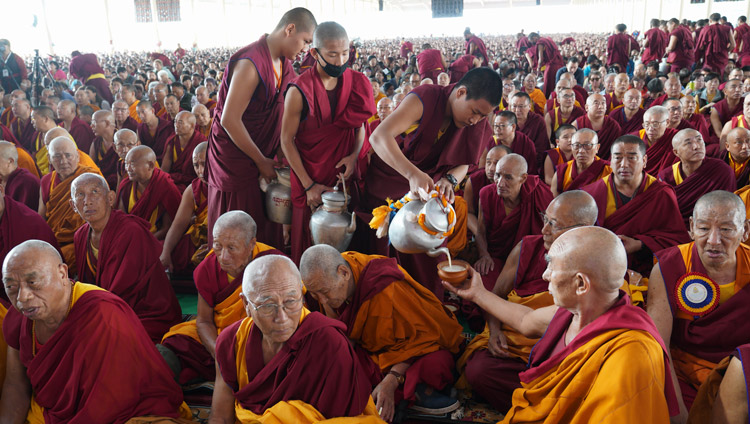 デプン僧院ロセリン学堂の問答広場で2万5千人を超える参加者にお茶を供するボランティアの僧侶たち。2019年12月16日、インド、カルナータカ州ムンゴット（撮影：ロブサン・ツェリン / 法王庁）
