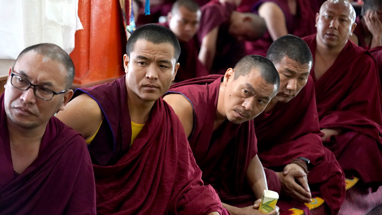問答大会に参加してダライ・ラマ法王のお話に耳を傾ける僧侶たち。2019年12月19日、インド、カルナータカ州ムンドゴット（撮影：ロブサン・ツェリン / 法王庁）