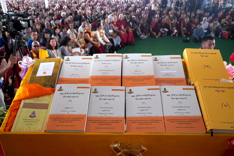 ガンデン僧院大集合堂の中庭で開催されたツォンカパ大師600年御遠忌祈念式典で、ダライ・ラマ法王が発表された新刊書の数々。2019年12月21日、インド、カルナータカ州ムンゴット（撮影：ロブサン・ツェリン / 法王庁）