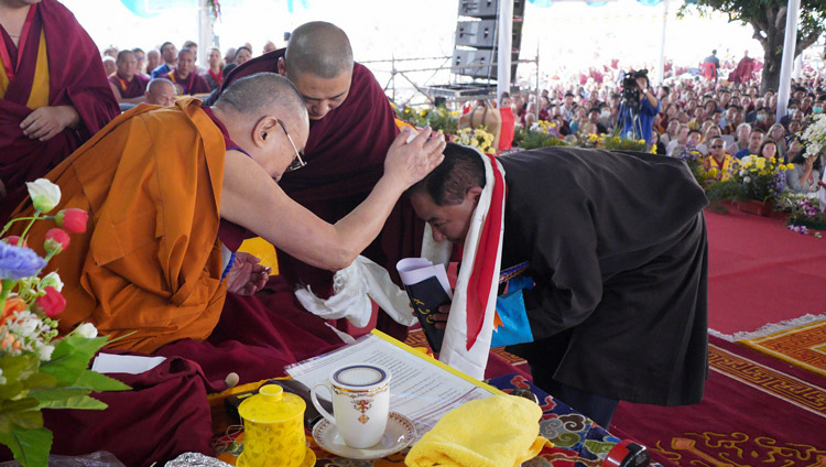 ガンデン大集合堂で開催されたツォンカパ大師600年御遠忌祈念式典で、チベット亡命政権議長に謝意を表されるダライ・ラマ法王。2019年12月21日、インド、カルナータカ州ムンゴット（撮影：ロブサン・ツェリン / 法王庁）