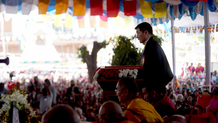 ガンデン大集合堂で開催されたツォンカパ大師600年御遠忌祈念式典で、スピーチを行なうチベット亡命政権ロブサン・センゲ主席大臣。2019年12月21日、インド、カルナータカ州ムンゴット（撮影：ロブサン・ツェリン / 法王庁）