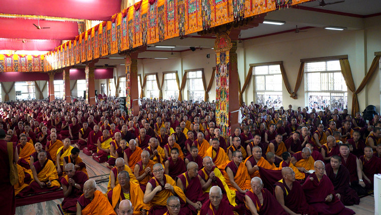 長寿祈願法要の始まりに、1万5千人を超える聴衆がダライ・ラマ法王を見つめる講堂内の情景。2019年12月22日、インド、カルナータカ州ムンゴット（撮影：ロブサン・ツェリン / 法王庁）