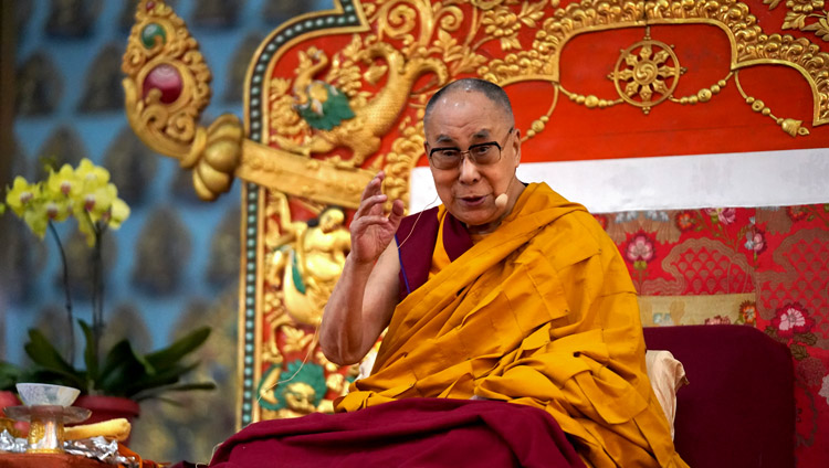 長寿祈願法要の開始に先立ち、スピーチをされるダライ・ラマ法王。2019年12月22日、インド、カルナータカ州ムンゴット（撮影：ロブサン・ツェリン / 法王庁）