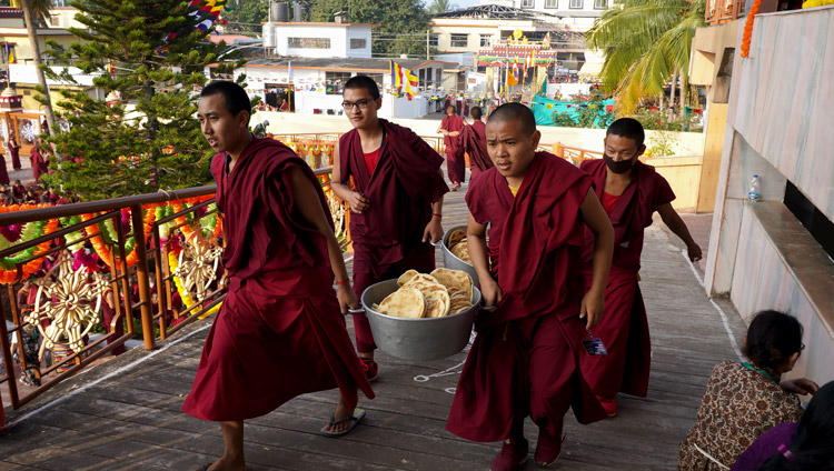 長寿祈願法要において、1万5千人の聴衆にパンを配る若い僧侶たち。2019年12月22日、インド、カルナータカ州ムンゴット（撮影：ロブサン・ツェリン / 法王庁）