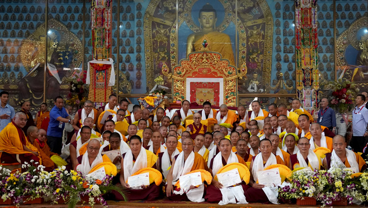 長寿祈願法要の最後に、新たにゲシェ・ラランパとなった僧侶たちとの集合写真に応じられるダライ・ラマ法王。2019年12月22日、インド、カルナータカ州ムンゴット（撮影：ロブサン・ツェリン / 法王庁）