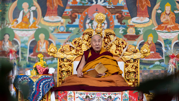 ギャルセ・トクメ・サンポの『三十七の菩薩の実践』について説法をされるダライ・ラマ法王。2020年1月2日、インド、ビハール州ブッダガヤ（撮影：テンジン・チュンジョル / 法王庁）