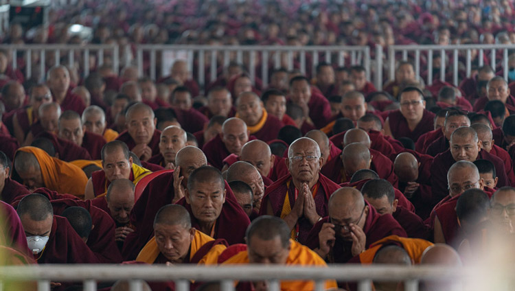 カーラチャクラ・グラウンドでダライ・ラマ法王から菩薩戒を授かる一団の僧侶達。2020年1月3日、インド、ビハール州ブッダガヤ（撮影：テンジン・チュンジョル / 法王庁）