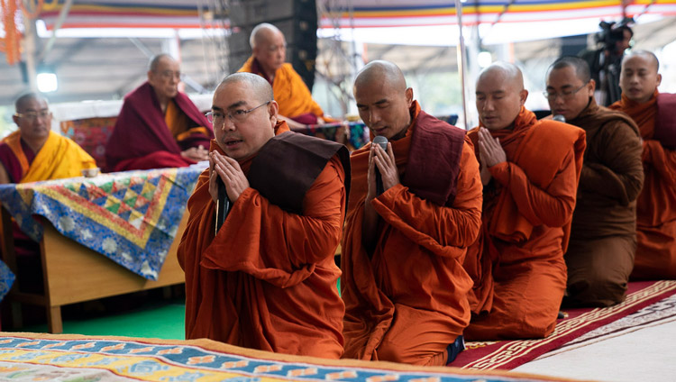 灌頂伝授会の開始前に『吉祥経』の一部をパーリ語で誦経するミャンマーの僧侶たち。2020年1月5日、インド、ビハール州ブッダガヤ（撮影：テンジン・チュンジョル / 法王庁）