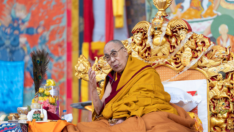 受者たちに向かってお話をされるダライ・ラマ法王。2020年1月5日、インド、ビハール州ブッダガヤ（撮影：テンジン・チュンジョル / 法王庁）