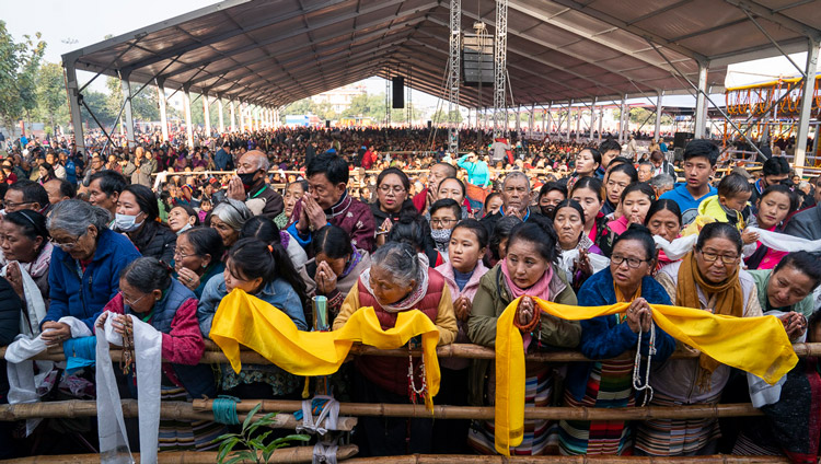 カーラチャクラ・グラウンドでダライ・ラマ法王が目の前を通られるのを待つ参加者たち。2020年1月6日、インド、ビハール州ブッダガヤ（撮影：テンジン・チュンジョル / 法王庁）