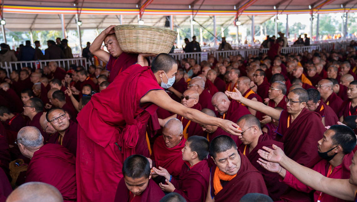 法話会の最終日、参加者に長寿の丸薬を配るボランティアの僧侶たち。2020年1月6日、インド、ビハール州ブッダガヤ（撮影：テンジン・チュンジョル / 法王庁）