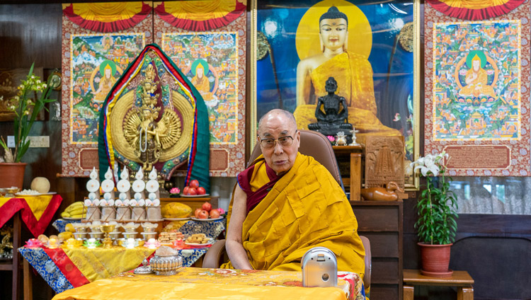 法話の中で菩提心をどのように育むべきかを説かれるダライ・ラマ法王。2020年6月5日、インド、ヒマーチャル・プラデーシュ州ダラムサラ（撮影：テンジン･ジャンペル / 法王庁）