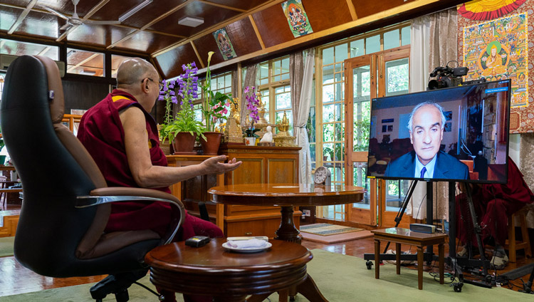 ピコ・アイヤー氏とオンラインで対談されるダライ・ラマ法王。2020年6月17日、インド、ヒマーチャル・プラデーシュ州ダラムサラ（撮影：テンジン・ジャンベル / 法王庁）