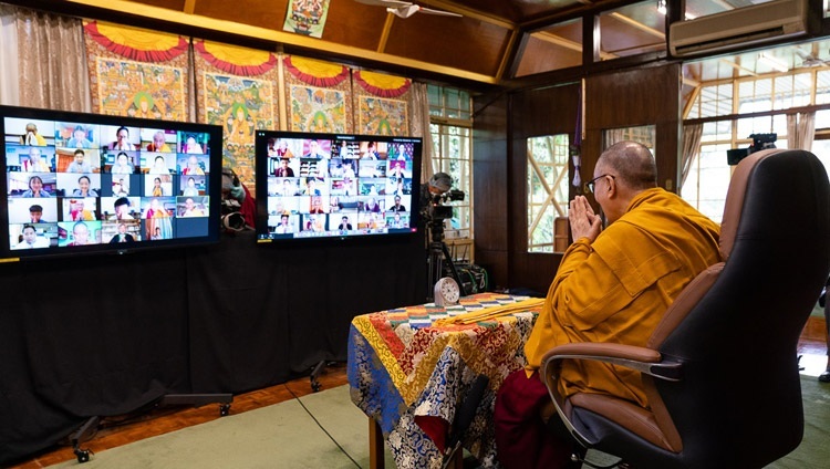 『縁起讃』の法話会2日目の冒頭で、法王公邸からインターネットを介してチベット人の若者たちに挨拶をされるダライ・ラマ法王。2020年8月5日、インド、ヒマーチャル・プラデーシュ州ダラムサラ（撮影：テンジン・ジャンペル / 法王庁）