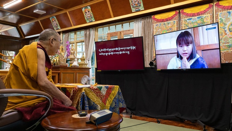 チベット人の若者たちに向けたオンライン法話会の最終日に、質問に答えられるダライ・ラマ法王。2020年8月6日、インド、ヒマーチャル・プラデーシュ州ダラムサラ（撮影：テンジン・ジャンペル / 法王庁）