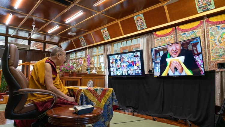 法話会最終日の最後に、ダライ・ラマ法王に感謝の辞を述べるチベット子ども村学校校長のツルティム・ドルジェ氏。2020年8月6日、インド、ヒマーチャル・プラデーシュ州ダラムサラ（撮影：テンジン・ジャンペル / 法王庁）