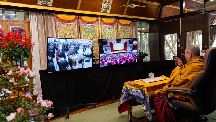 法話会の3日目、モニターに映し出された僧侶や台北の在家信者たちに説法をされるダライ・ラマ法王。2020年10月4日、インド、ヒマーチャル・プラデーシュ州ダラムサラ（撮影：テンジン･ジャンペル / 法王庁）