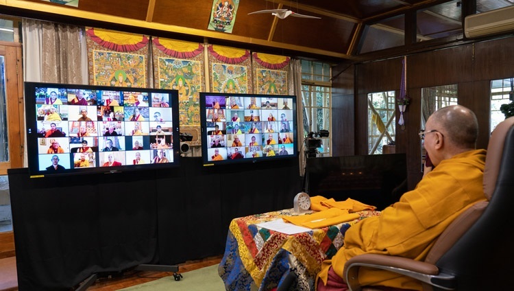 ツォンカパ大師の601回目の御命日に当たる法話会で、インターネットを介して聴衆に説法をされるダライ・ラマ法王。 2020年12月10日、インド、ヒマーチャル・プラデーシュ州ダラムサラ（撮影：テンジン・ジャンペル / 法王庁）