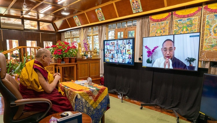 北アメリカのチベット人コミュニティのリクエストに応えて法王公邸からオンライン法話会を開催するにあたり、ゴドゥップ・ツェリン北米代表が映し出されたモニターをご覧になるダライ・ラマ法王。2020年12月27日、インド、ヒマーチャル・プラデーシュ州ダラムサラ（撮影：テンジン・ジャンペル / 法王庁）