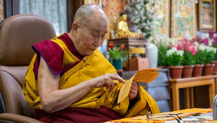 北アメリカのチベット人コミュニティのリクエストによる法話会で、法王公邸から『心を訓練する八つの教え』のテキストを読みあげられるダライ・ラマ法王。2020年12月27日、インド、ヒマーチャル・プラデーシュ州ダラムサラ（撮影：テンジン・ジャンペル / 法王庁）