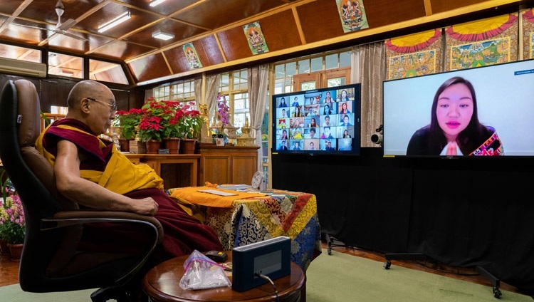 北アメリカのチベット人コミュニティのリクエストによる法話会で、インターネットを介して法王に質問をする参加者。2020年12月27日、インド、ヒマーチャル・プラデーシュ州ダラムサラ（撮影：テンジン・ジャンペル / 法王庁）