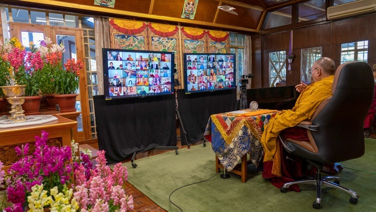 ラマ・ゾパ・リンポチェのリクエストによる法話会で、インターネットを介して聴衆に説法をされるダライ・ラマ法王。2021年2月8日、インド、ヒマーチャル・プラデーシュ州ダラムサラ（撮影：テンジン・ジャンペル / 法王庁）