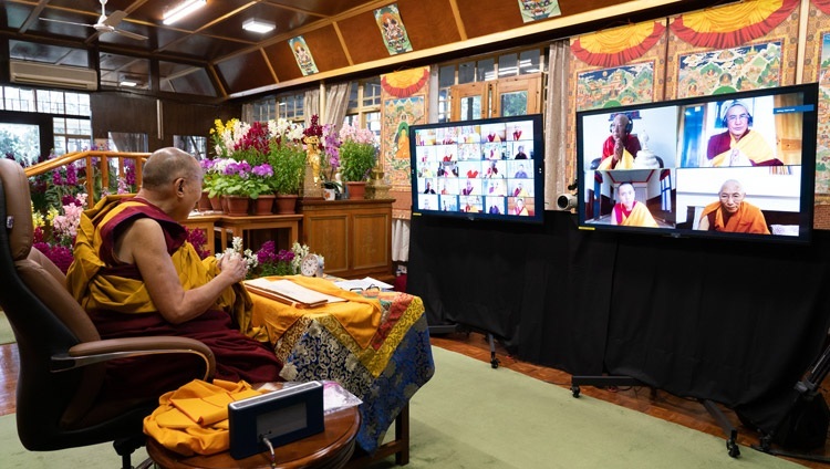 神変大祈願祭の満月の日に開かれた法話会で、ダラムサラの法王公邸からモニターに映し出された聴衆にお話をされるダライ・ラマ法王。2021年2月27日、インド、ヒマーチャル・プラデーシュ州ダラムサラ（撮影：テンジン・ジャンペル / 法王庁）