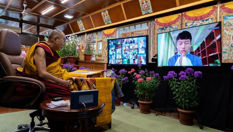 チベット人の若者たちに向けた法話会初日に、インターネットを介して法王に質問をするチベット人の学生。2021年6月1日、インド、ヒマーチャル・プラデーシュ州ダラムサラ（撮影：テンジン・ジャンペル / 法王庁）