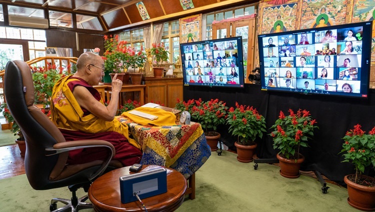『入中論』の法話会2日目、モニター越しに参加したアジアの仏教徒たちにオンラインで説法をされるダライ・ラマ法王。2021年9月9日、インド、ヒマーチャル・プラデーシュ州ダラムサラ（撮影：テンジン･ジャンペル / 法王庁）