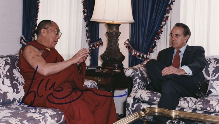 ボブ・ドール元上院議員とダライ・ラマ法王。1997年