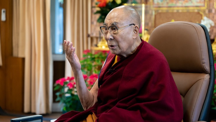 法王公邸で行われた心と生命研究所主催の「危機の時代に希望、勇気、思いやりを受け入れる」と題するオンラインによる対話で、話をされるダライ・ラマ法王。2021年12月8日、インド、ヒマーチャル・プラデーシュ州ダラムサラ（撮影：テンジン・ジャンペル / 法王庁）