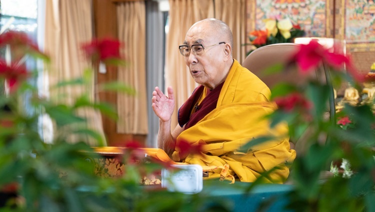 『大念処経』の法話会2日目に、説法をされるダライ・ラマ法王。2021年12月18日、インド、ヒマーチャル・プラデーシュ州ダラムサラ（撮影：テンジン・ジャンペル / 法王庁）