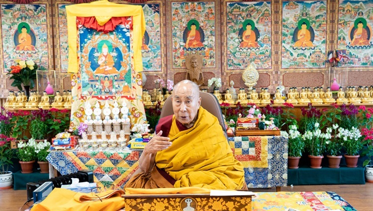 法王公邸からオンラインで開催された、ツォンカパ大師の祖師忌法話会で説法をされるダライ・ラマ法王。2021年12月29日、インド、ヒマーチャル・プラデーシュ州ダラムサラ（撮影：テンジン・ジャンペル / 法王庁）