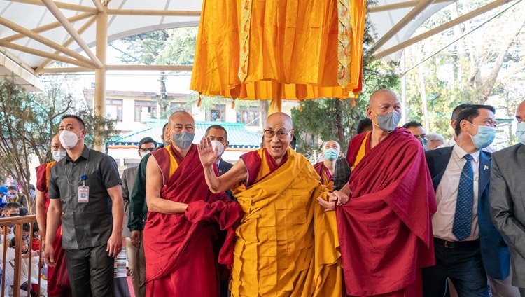 ツクラカンの中庭を歩かれるダライ・ラマ法王。2022年3月18日、インド、ヒマーチャル・プラデーシュ州ダラムサラ（撮影：テンジン・ジャンペル / 法王庁）