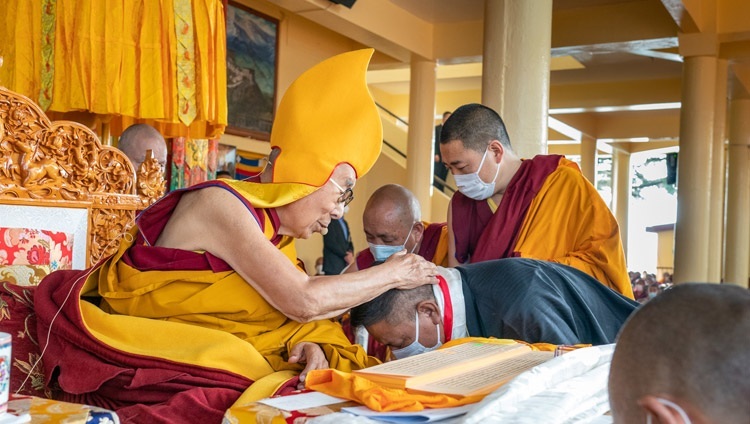 法王にマンダラを捧げた後、法王から加持を受けるペンパ・ツェリン中央チベット政権主席大臣。2022年3月18日、インド、ヒマーチャル・プラデーシュ州ダラムサラ（撮影：テンジン・ジャンペル / 法王庁）