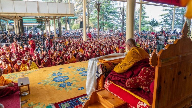 神変祈願大祭をお祝いするため、ツクラカンに集まった聴衆に向けて説法をされるダライ・ラマ法王。2022年3月18日、インド、ヒマーチャル・プラデーシュ州ダラムサラ（撮影：テンジン・ジャンペル / 法王庁）